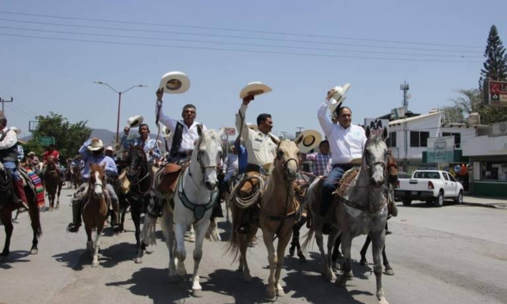 Francisco Javier Rico cabalga por San Luis Potosí