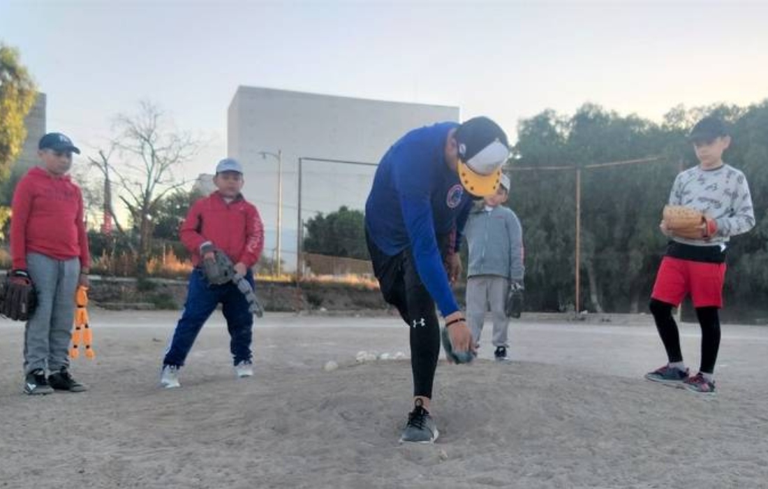 Beisbolistas imparten Campamento Navideño en SLP