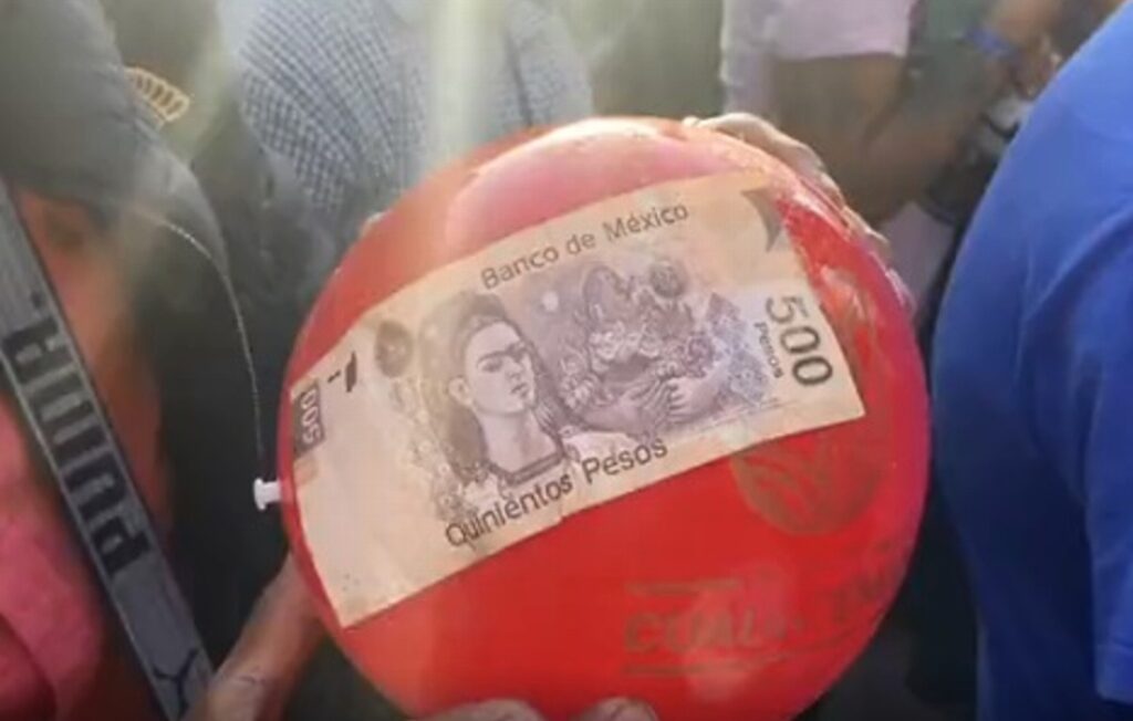 Viral: Alcaldesa lanza pelotas con billetes de 500 en CDMX