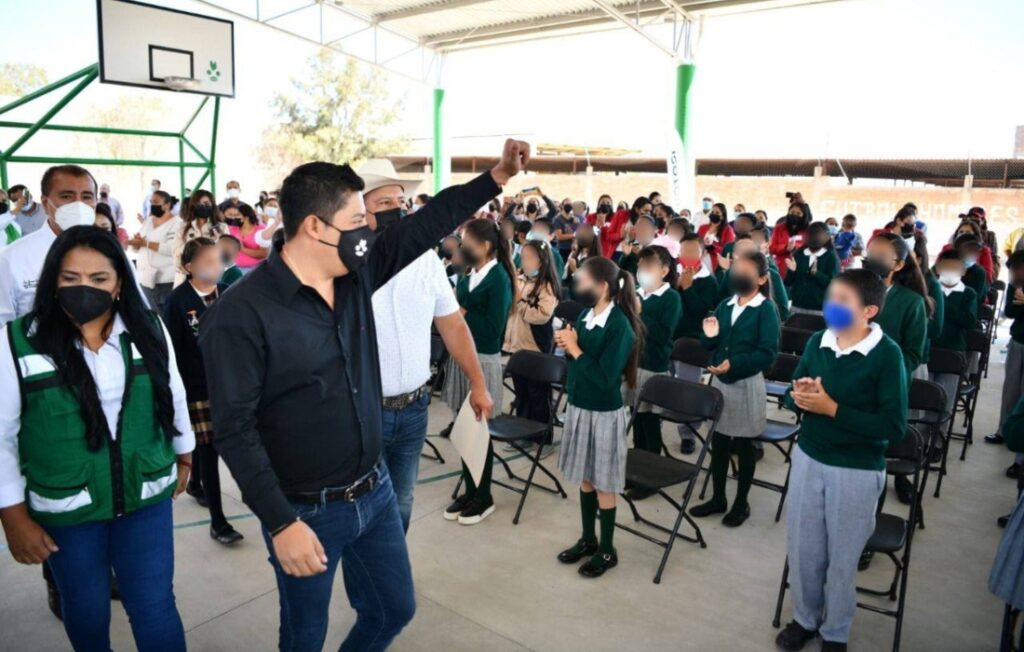 Ricardo Gallardo entregó nueva escuela primaria en Villa de Arriaga