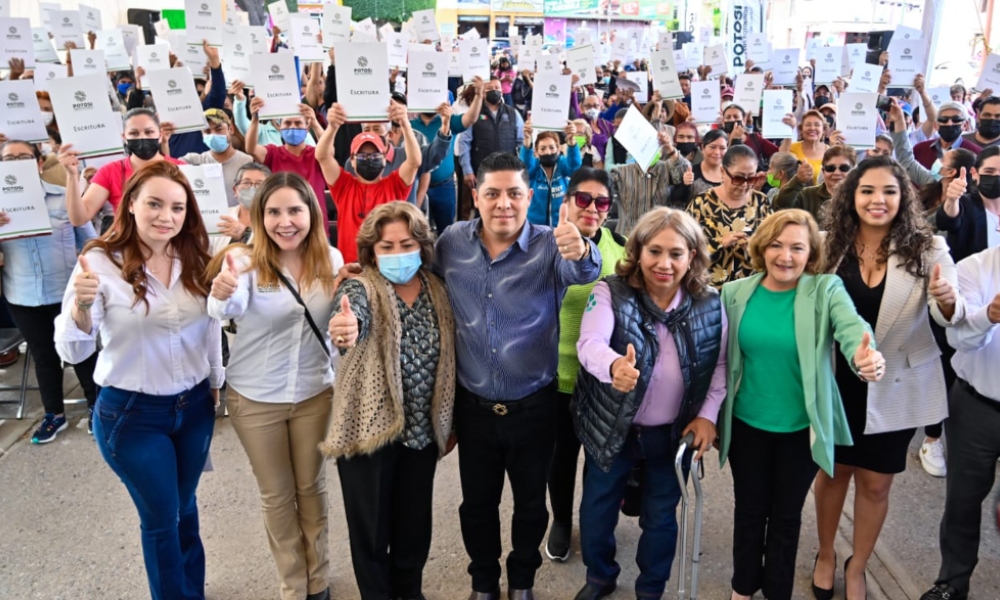 Ricardo Gallardo da certeza jurídica a familias de Soledad con entrega de escrituras