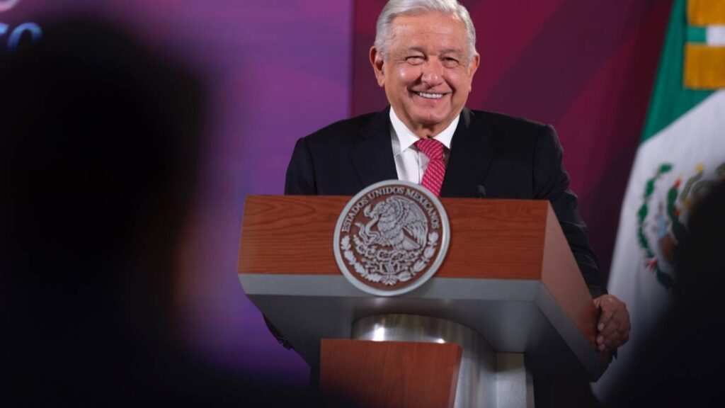 Felicita AMLO a ‘Checo’ Pérez y ‘Canelo’ Álvarez por triunfos