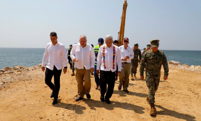 Presidente López Obrador insepcciona refinería y carretera en Salinas Cruz, Oaxaca