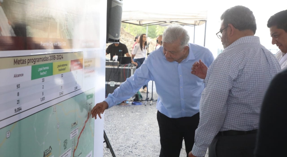 Ricardo Gallardo y AMLO anuncian entrega de la carretera Valles-Tamazunchale en marzo de 2024