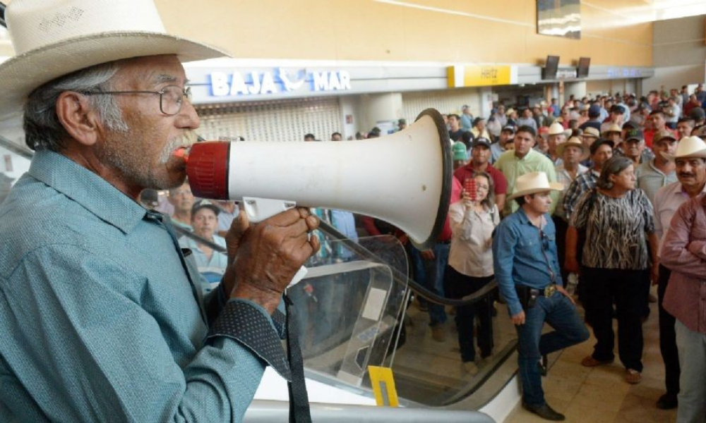 Protesta de agricultores suspende operaciones en el Aeropuerto de Culiacán