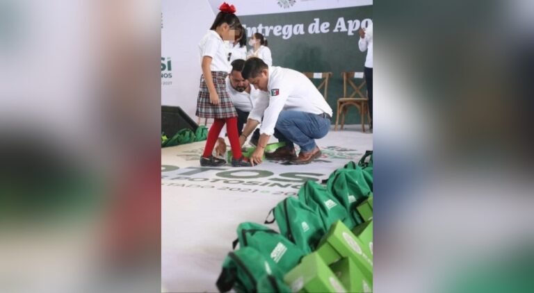 Ricardo Gallardo inicia entrega de útiles y zapatos escolares