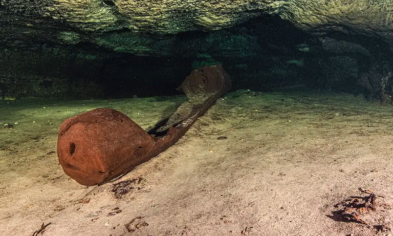 Descubren antigua canoa ritual rodeada de esqueletos en el Tren Maya cerca de Chichén Itzá