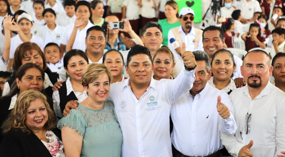 Madres de la Huasteca agradecen el apoyo educativo de Ricardo Gallardo