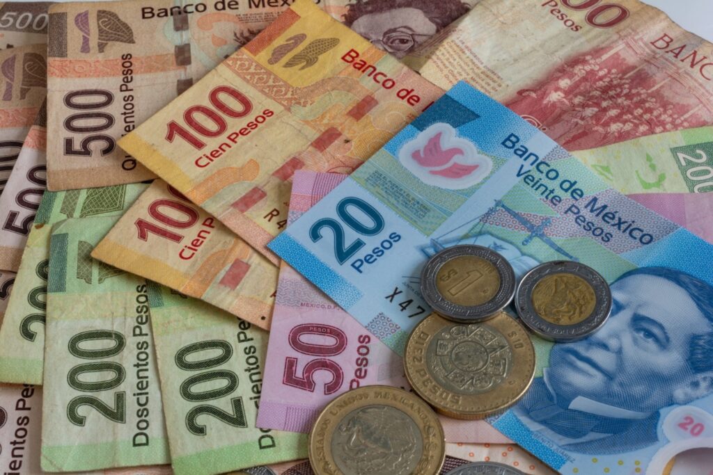 Peso mexicano rompe la barrera de los 17 pesos