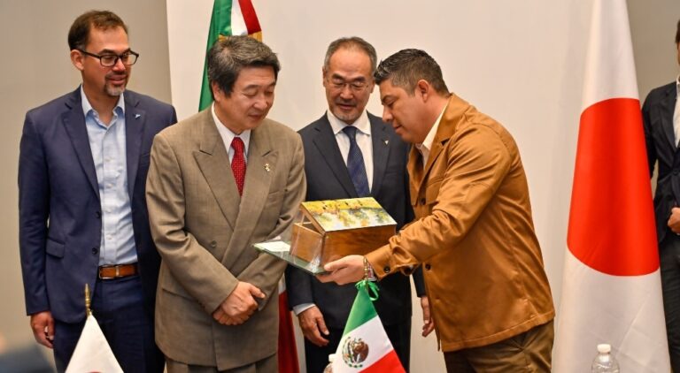 Ricardo Gallardo y cónsul de Japón evalúan proceso de instalación de Daikin en reunión