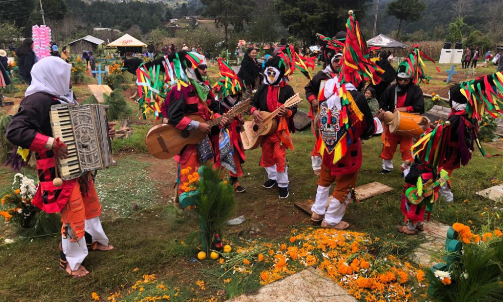 Festejos únicos del Día de Muertos atraen a Romerillo, Chiapas