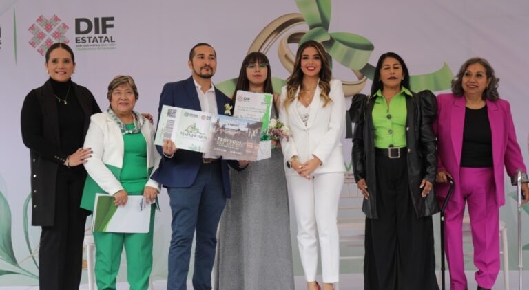 Ruth González acompaña a parejas en ceremonia de matrimonios gratuitos