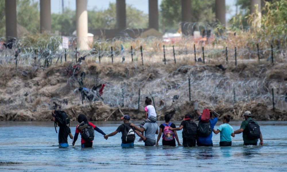 Agentes del INM rescatan a migrantes atrapados en el Río Bravo