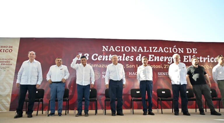 López Obrador y Ricardo Gallardo celebran nacionalización energética en la Huasteca